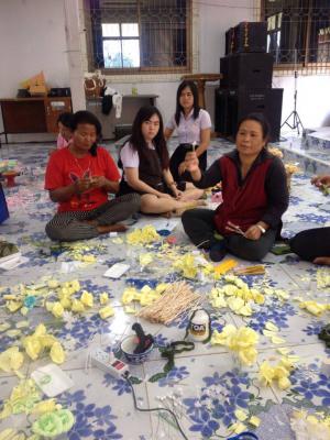 55. อบรมเชิงปฏิบัติการการทำดอกไม้จันทน์ วันที่ 4 กุมภาพันธ์ 2559 ณ ชุมชนหนองหลวง อ.ลานกระบือ